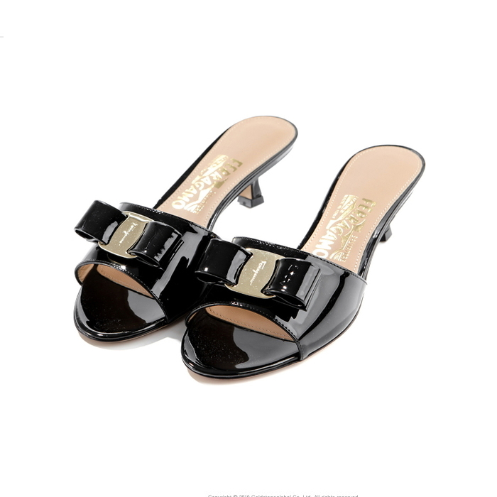 Image 1 of フェラガモレディシューズ 0705010 PA-C NERO Vara Bow Slide Sandals