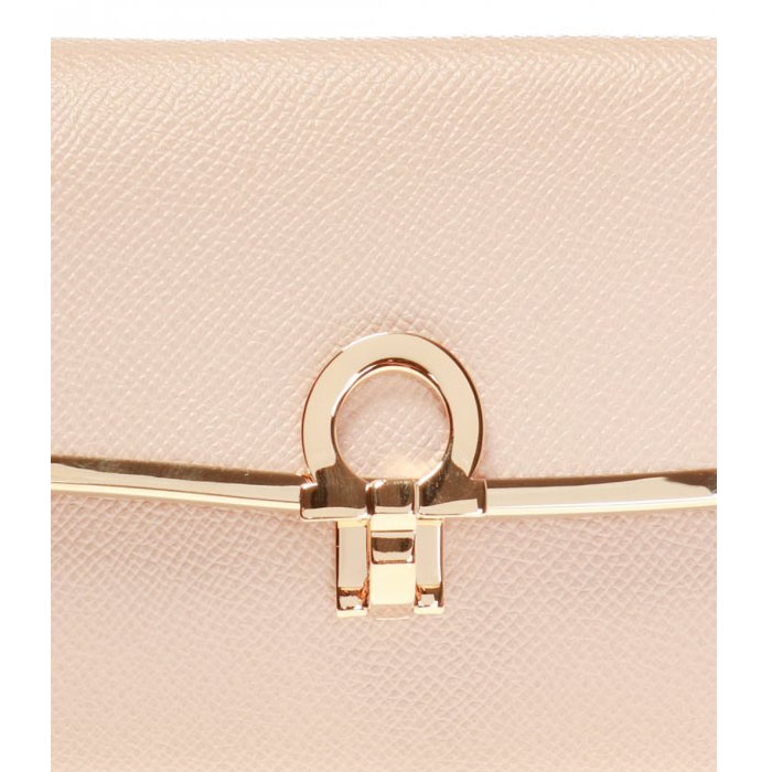 Image 3 of フェラガモウォレット 22-D150 PEBBLE CALF MACADAMIA WALLET WITH LOGO